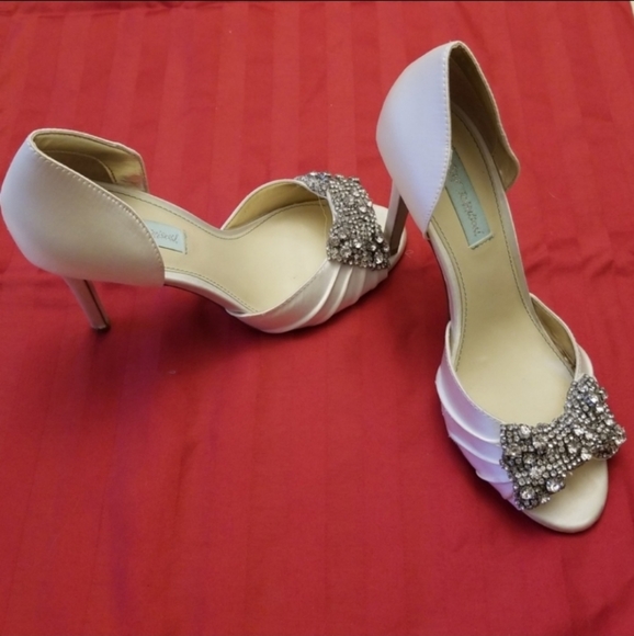 Betsey Johnson Shoes - Betsey Johnson white satin sz8 shoes